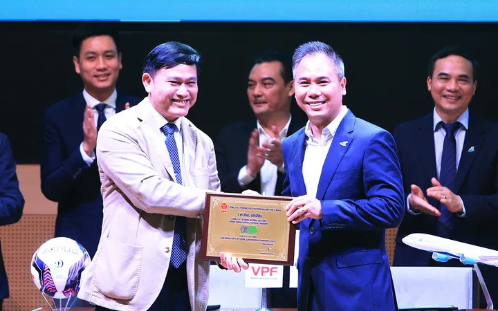 Ông Trần Anh Tú, Chủ tịch HĐQT Công ty VPF trao tặng bảng danh vị cho ông Đặng Tất Thắng – Phó Chủ tịch kiêm TGĐ Hãng Hàng Không Bamboo Airways. Ảnh: VPF