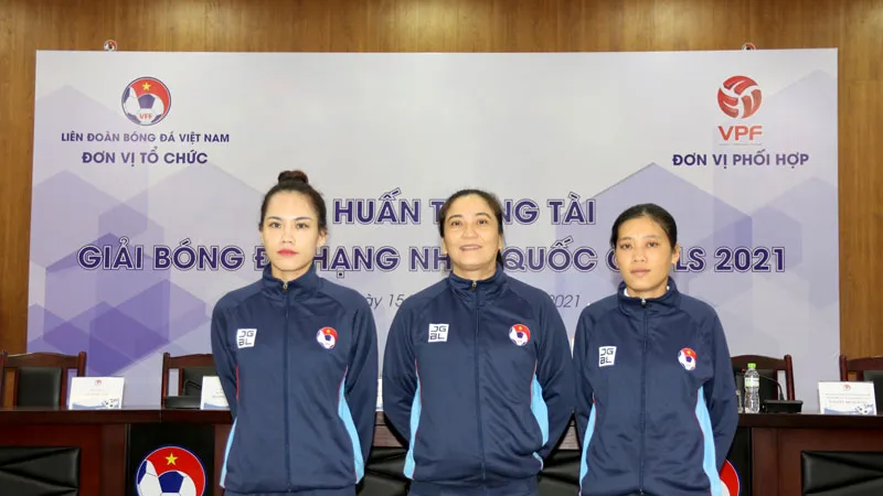 Các nữ trọng tài tham gia lớp tập huấn