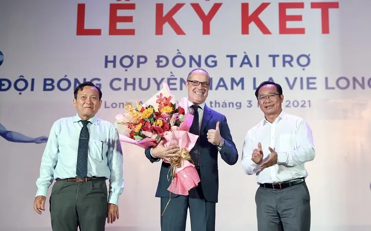 Lãnh đạo Sở VH-TT&DL tỉnh Long An trao hoa chào mừng sự đồng hành với bóng chuyền tỉnh nhà cho đại diện công ty La Vie. Ảnh: DŨNG PHƯƠNG