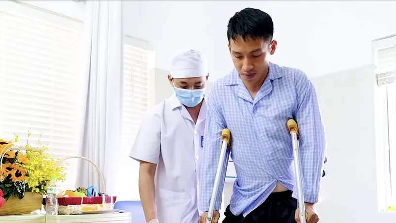 Hùng Dũng được bác sĩ dìu đi sau phẫu thuật