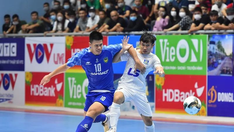Sahako (áo trắng) vô địch lượt đi sau khi hòa 0-0 trước Thái Sơn Nam