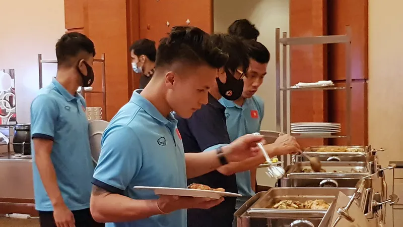 Bữa ăn của đội tuyển tại UAE. Ảnh: ĐOÀN NHẬT