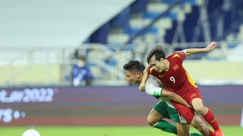 Hàng tiền vệ Indonesia luôn vất vả trước lối đá tốc độ của Văn Toàn. Ảnh: Thiều Anh