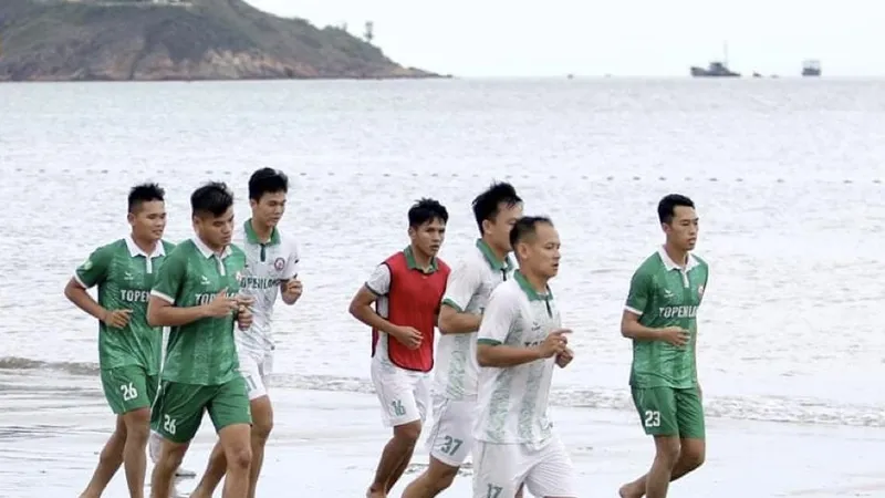 Cầu thủ Topenland Bình Định rèn thể lực bên bờ biển Quy Nhơn 