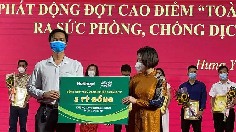 Đại diện Qũy Phát triển Tài năng Việt của Ông Bầu trao tặng 2 tỷ đồng cho Qũy Phòng chống dịch Covid-19 tỉnh Hưng Yên