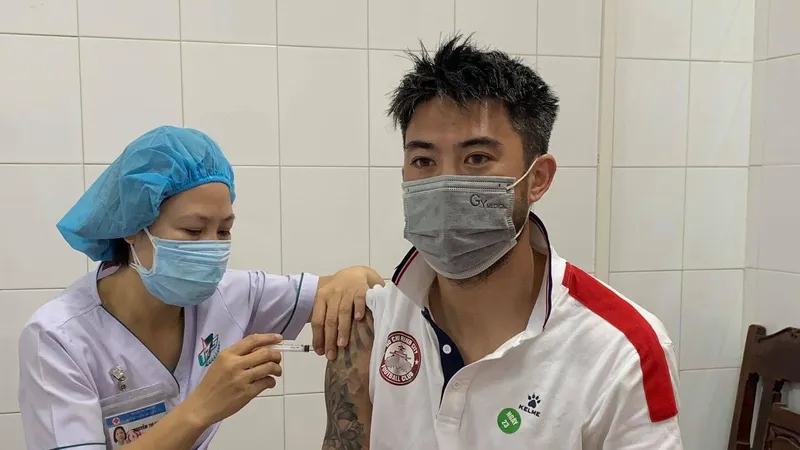 Lee Nguyễn được tiêm mũi 1 vaccine ngừa Covid-19 trước khi trở về Mỹ