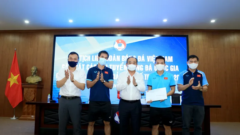 Chủ tịch VFF trao tặng quà cho đội tuyển futsal Việt Nam