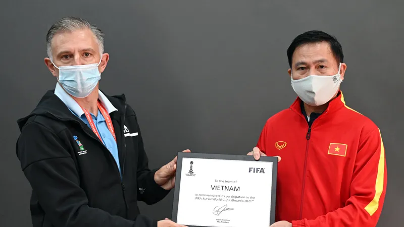 Đại diện FIFA trao bảng danh vị tham dự VCK FIFA futsal World Cup 2021 cho Trưởng đoàn Trần Anh Tú