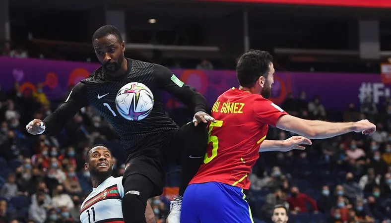Một pha sóng gió trước khung thành thủ môn Bebe (BĐN). Ản: FIFA