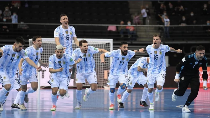 Argentina đến gần mục tiêu bảo vệ Cúp vô địch sau khi vượt qua Brazil. Ảnh: Getty