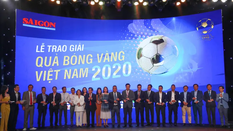 Ban tổ chức trao quà cám ơn sự đồng hành của các nhà tài trợ tại Gala trao giải Quả bóng vàng VN năm 2020