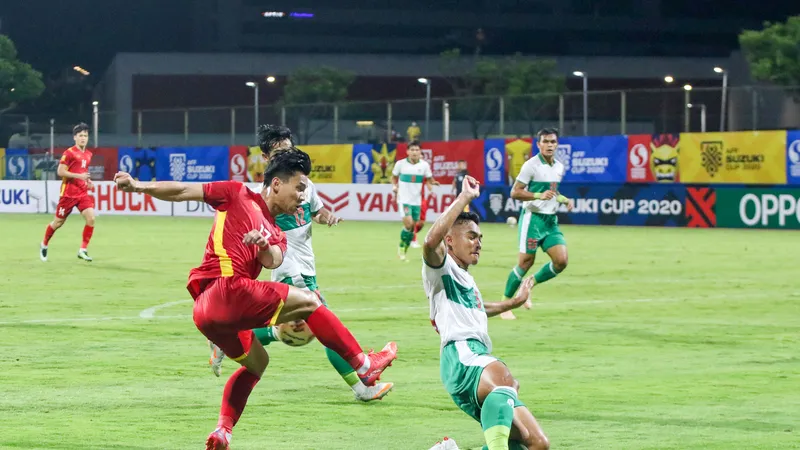 Hậu vệ Indonesia lao vào cản bóng trước cú sút của Văn Thanh. Ảnh: ĐOÀN NHẬT