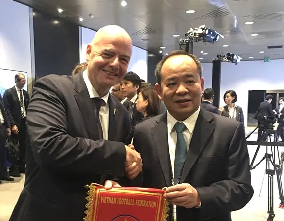 Ông Lê Khánh Hải với Chủ tịch FIFA Chủ tịch FIFA Gianni Infantino
