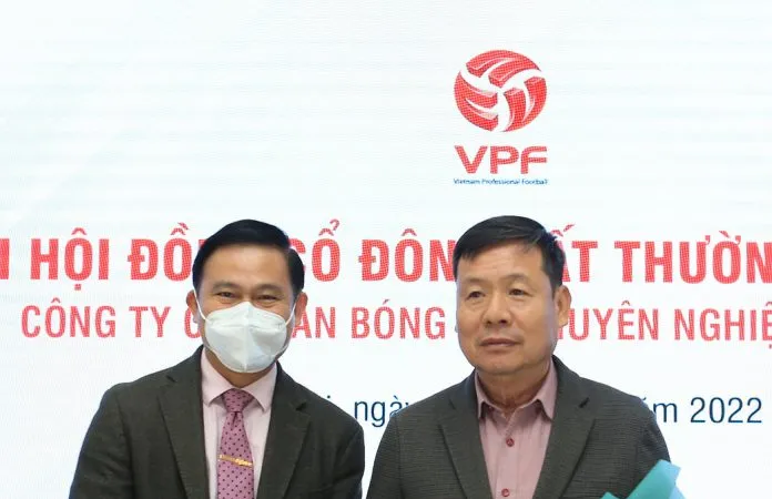 Chủ tịch VPF Trần Anh Tú tặng hoa chúc mừng ông Bùi Xuân Hòa