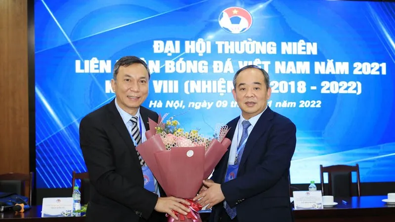Ông Lê Khánh Hải trao hoa chúc mừng Quyền chủ tịch VFF Trần Quốc Tuấn. Ảnh: Đoàn Nhật