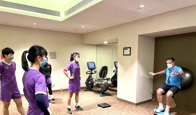 Các cầu thủ cùng trợ lý HLV tại phòng tập gym ở khách sạn