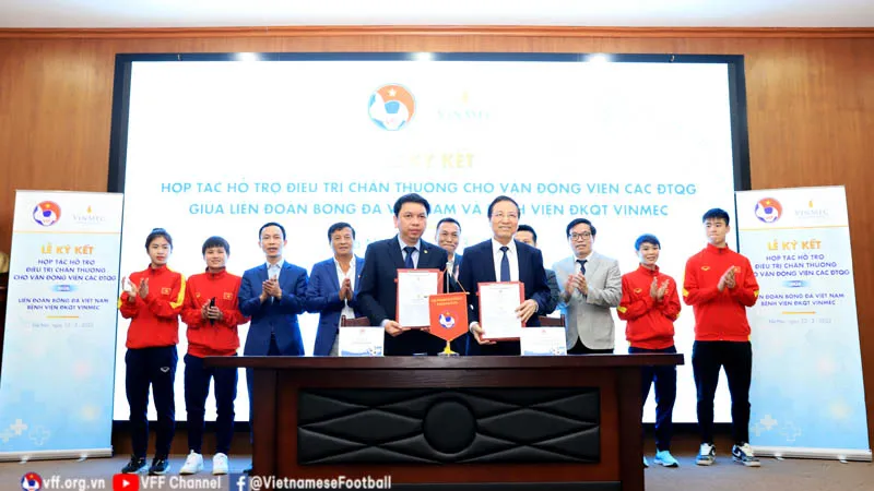 Lãnh đạo VFF và bệnh viện Vinmec tại lễ ký kết