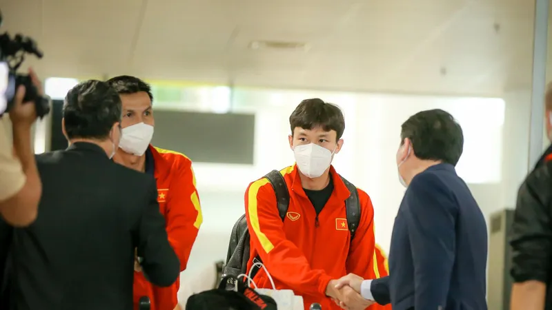 Lãnh đạo VFF chào đón đội tuyển Việt Nam trở về tại sân bay Nội Bài
