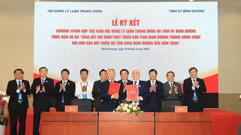 Tỉnh uỷ Bình Dương ký kết Biên bản phối hợp với Hội đồng lý luận Trung ương thực hiện Đề án Tổng kết mô hình phát triển của tỉnh Bình Dương