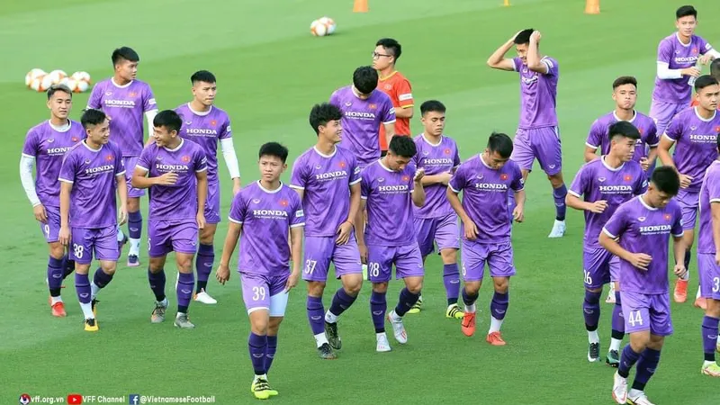 U23 Việt Nam tập làm quen sân Việt Trì vào chiều 1-5