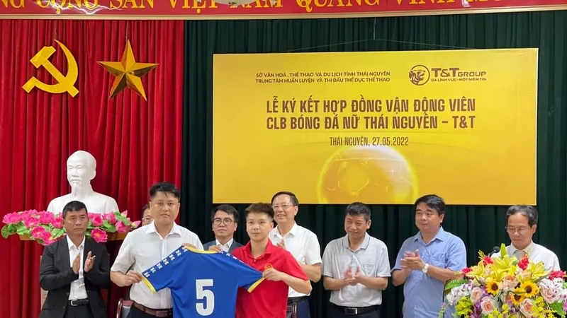 Hoài Lương trong buổi ra mắt cùng CLB Thái Nguyên. Ảnh: FBNV