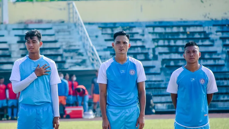 Hậu vệ Anh Vũ (giữa) khó thoát mức phạt nặng từ VFF. Ảnh: BTFC