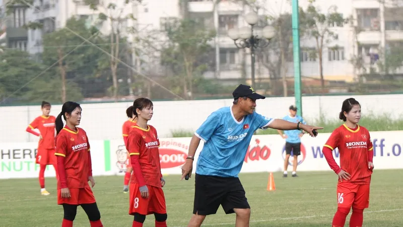 Thầy trò đội tuyển trên sân tập chuẩn bị cho AFF Cup nữ 2022