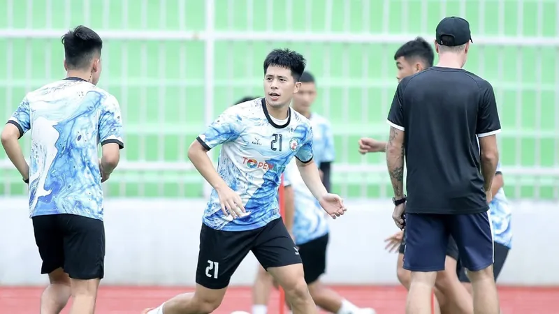 Đình Trọng trở lại sân tập hôm 13-7