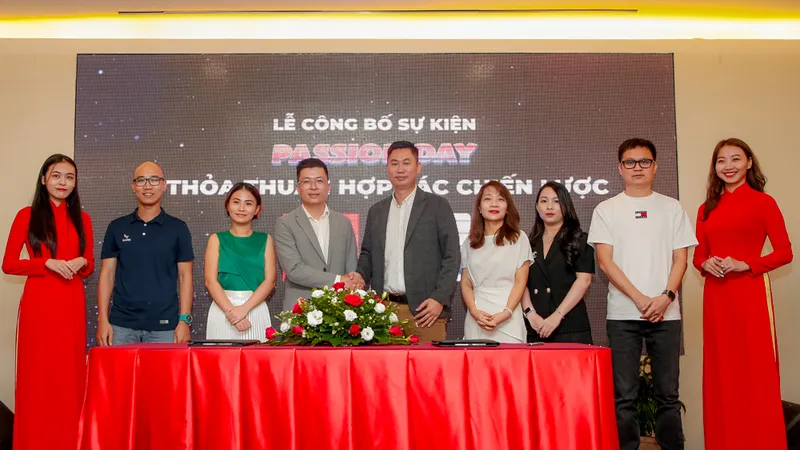 Lãnh đạo Công ty Kamito và VietGoal trong phần ký thỏa thuận tại buổi lễ