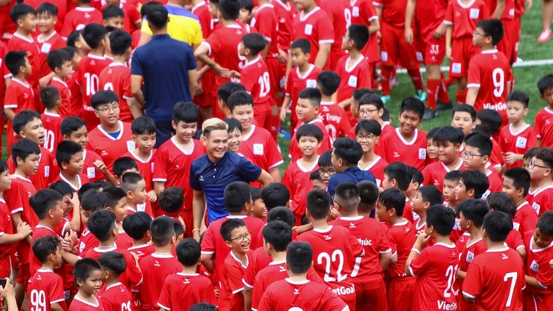 Hồ Tấn Tài cùng các cầu thủ nhí ở "Ngày hội bóng đá Passion Day 2022"