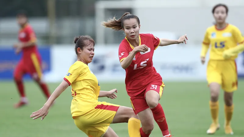Đội nữ TPHCM I (áo đỏ) thắng cách biệt 6-0 trước "đàn em" TPHCM II ở vòng 2