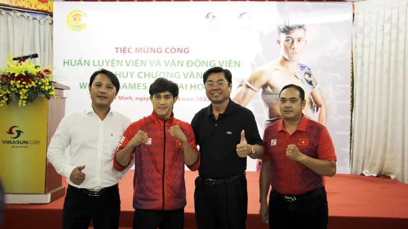 Lãnh đạo Công ty Cổ phần Ánh Dương đã khen thưởng kịp thời cho thầy trò "độc cô cầu bại" Nguyễn Trần Duy Nhất