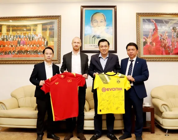 Lãnh đạo VFF và đại diện CLB Borussia Dortmund trao tặng áo thi đấu của đội tuyển Việt Nam và CLB danh tiếng của Đức