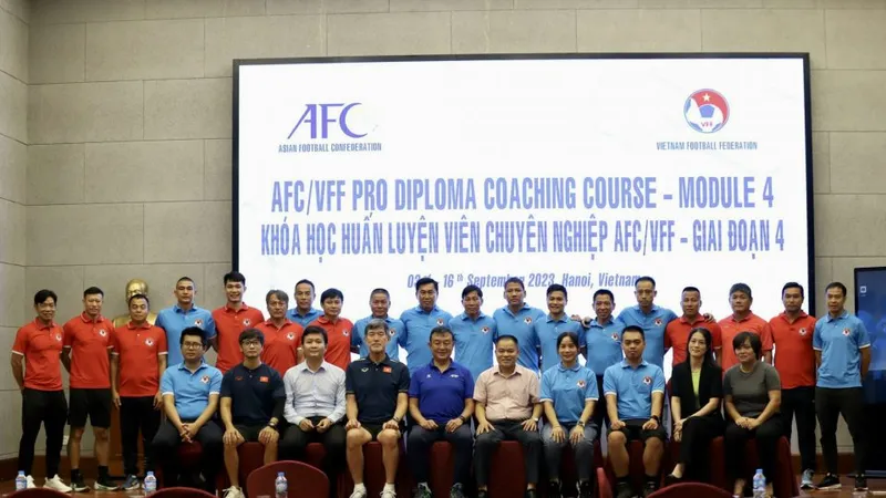 Các học viên cùng Ban tổ chức lớp họp chụp ảnh luu niệm tại buổi khai giảng
