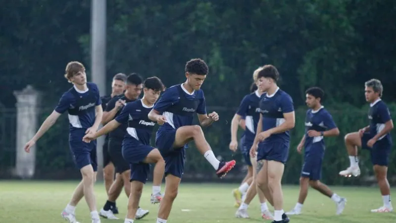 Các cầu thủ Guam trên sân tập tối 4-9