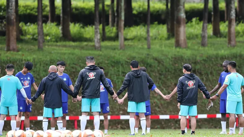 Toàn đội HA.GL tiến hành mặc niệm trước buổi tập chiều 12-9