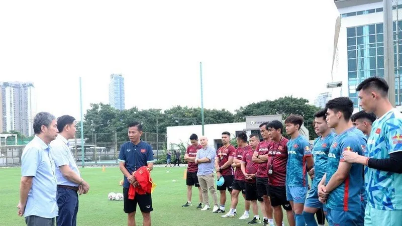 Phó chủ tịch VFF Trần Anh Tú gặp mặt, động viên đội Olympic Việt Nam trước ngày lên đường