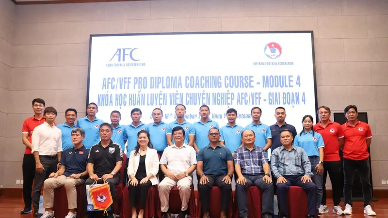Ban tổ chức cùng thầy trò khóa học chụp ảnh lưu niệm