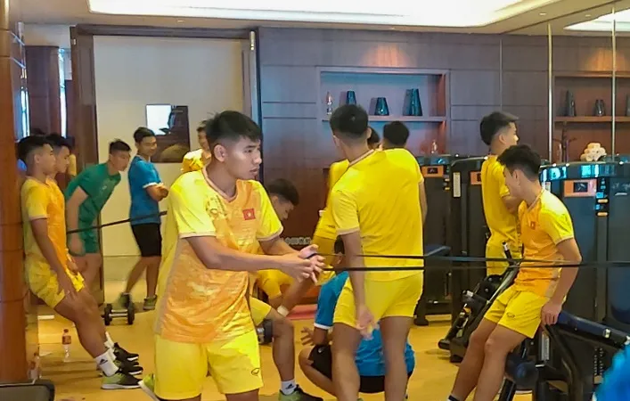 Các cầu thủ Olympic Việt Nam tại phòng tập Gym ngày 17-9