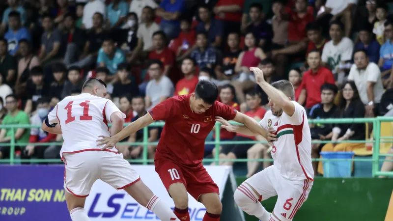 Các cầu thủ Việt Nam đã có trận đấu bổ ích trước đội tuyển futsal Hungary. Ảnh: DŨNG PHƯƠNG