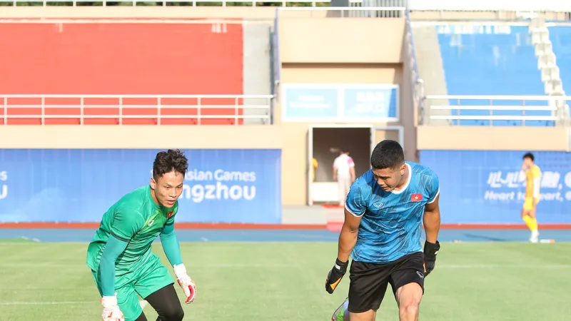 Tại ASIAD 19, đội Olympic Việt Nam có hai thủ môn nhiều kinh nghiệm là Sỹ Huy và Văn Chuẩn.