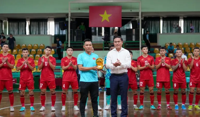 Thay mặt Ban chấp hành VFF, Phó chủ tịch Trần Anh Tú trao quà cho Trần Văn Vũ. Ảnh: ĐỘC LẬP