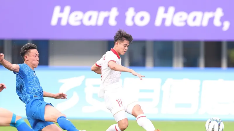Khuất Văn Khang ghi bàn nâng tỷ số 3-0 cho Olympic Việt Nam vào cuối hiệp 1 trước khi rời sân