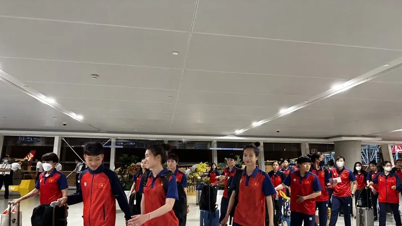 Các cô gái Việt Nam đến Ôn Châu vào tối 19-9