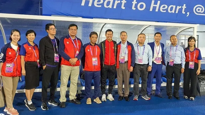 Lãnh đạo Bộ VH-TT-DL, đoàn TTVN tại ASIAD 19 chụp ảnh lưu niệm cùng HLV Hoàng Anh Tuấn