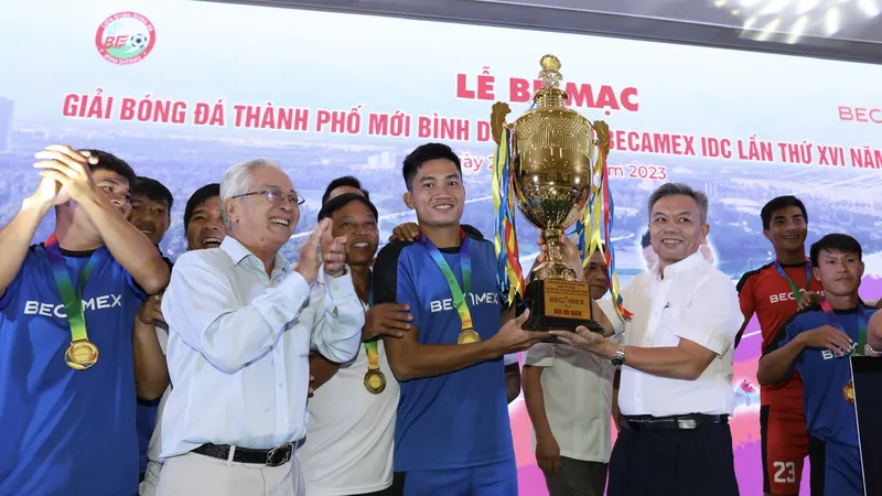 Lãnh đạo Sở VH-TT&DL và lãnh đạo LĐBĐ tỉnh Bình Dương trao Cúp vô địch cho đội Út Du TPK. Ảnh: DŨNG PHƯƠNG