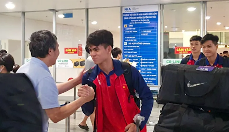 Tổng thư ký Dương Nghiệp Khôi đại diện VFF ra sân bay Nội Bài đón đội tuyển Olympic Việt Nam