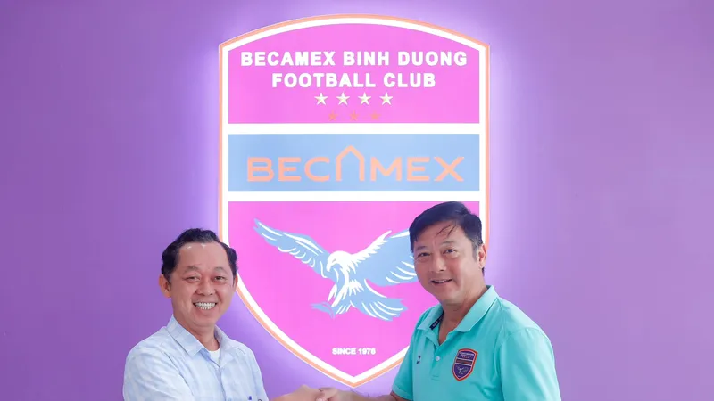 Chủ tịch CLB B.Bình Dương Hồ Hồng Thạch chúc mừng HLV Lê Huỳnh Đức sau khi gia hạn hợp đồng tiếp tục dẫn dắt đội bóng đất Thủ