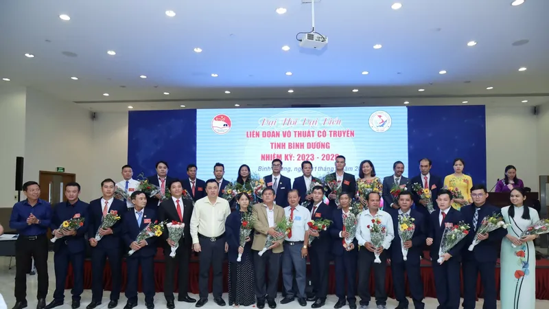 Đại diện lãnh đạo Sở VH-TT&DL và Sở Nội vụ tỉnh Bình Dương chụp hình lưu niệm cùng Ban Thường vụ Liên đoàn Võ thuật cổ truyền tỉnh Bình Dương nhiệm kỳ 2023-2028.