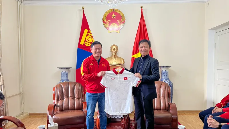 Phó Chủ tịch LĐBĐVN Trần Anh Tú trao tặng Đại sứ Doãn Khánh Tâm áo đấu lưu niệm của đội tuyển